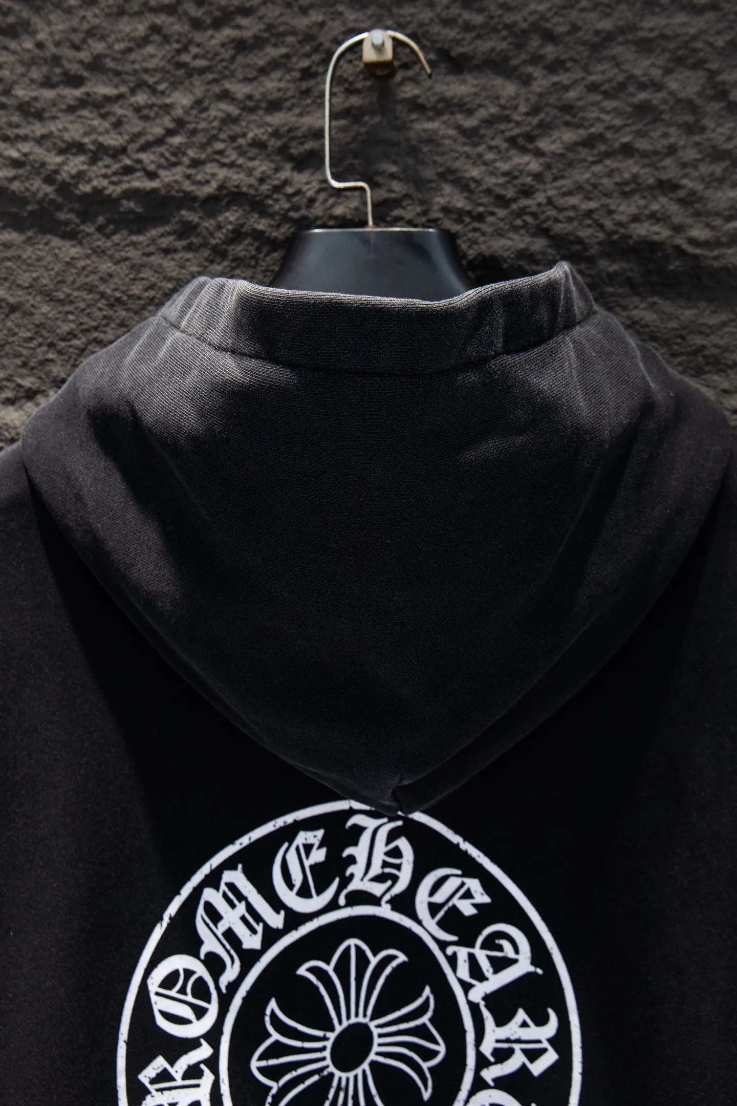 P360 🆕Chrome hearts distressed new distressed double zipper jacket. The os version is really charming. The Chrome family is really unique. Every new season has the best version. It is very practical and can be worn casually. Nice✔️ - ⚠️100% cotton. Made of custom-dyed terry cotton sweatshirt surface, 450g double-ply double yarn, comfortable to the touch. Made from imported knitting needle carded cotton, the thickness is moderate, drapey and contoured, making the upper body comfortable! ! It is very tolerant to fat body types and can instantly lose five pounds after wearing it!  The front cuffs and back chest are made of direct-injection printing environmentally friendly glue material, using a mechanized printing process. Mechanical printing has high precision, the positioning accuracy can reach ±0.02mm, and the quality is stable. Adding distressed elements to the body of the garment greatly increases the interest of the garment; it has a unique visual effect.  Hem Loose closing Double-layer fabric Good closing effect Exquisite hemming Color: Washed black Size: S-M-L-XL